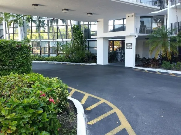 800 Parkview Dr APT 416, Hallandale, FL 33009