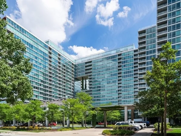 9655 Woods Dr Unit 709, Skokie, IL 60077