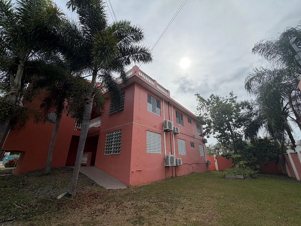 3 bed, 1.0 bath, 1200 sqft, $1,800 — Photo 3