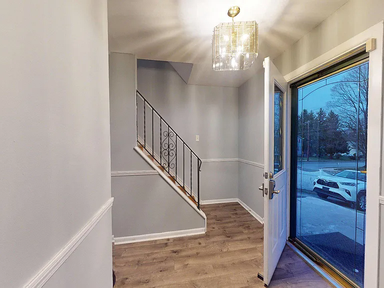 669 N Henderson Rd — Photo 18