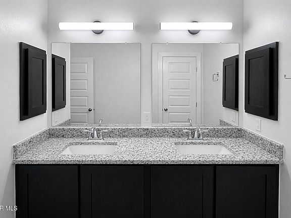 5th image of 13937 Lorenz Ave