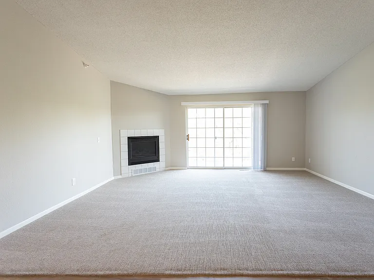 Royal Oak Apartments — Photo 7