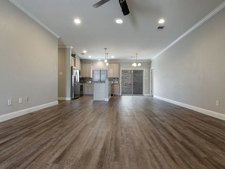 2404 W Lowden St — Photo 11
