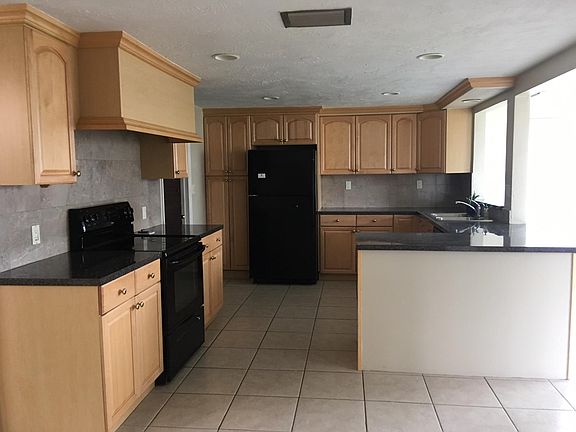 Bright open kitchen with lots of counter space and cabinets!
