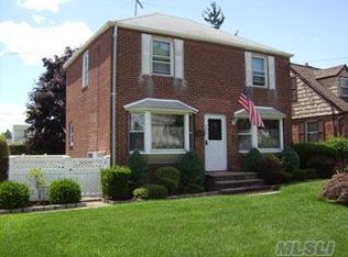 321 Beebe Rd, Mineola, NY 11501
