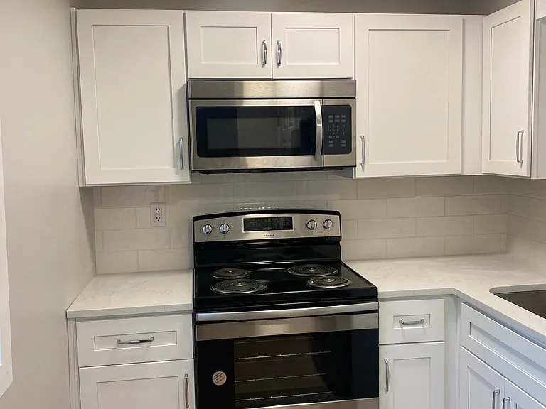 715 E Joliet St — Photo 2