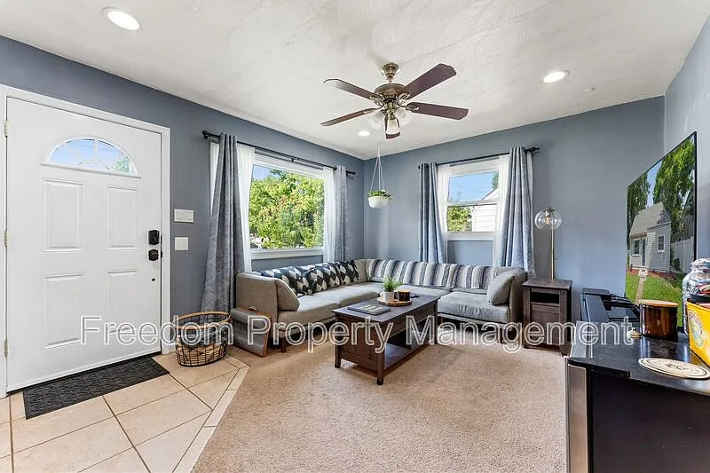 3 bed, 2.0 bath, 1258 sqft, $2,792 — Photo 2
