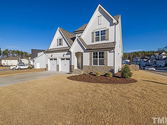 3rd image of 517 Barrington Hall Dr