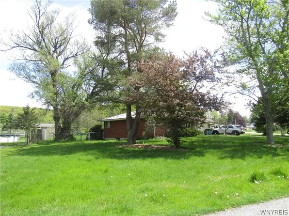 7137 Parkside Dr, Boston, NY 14075