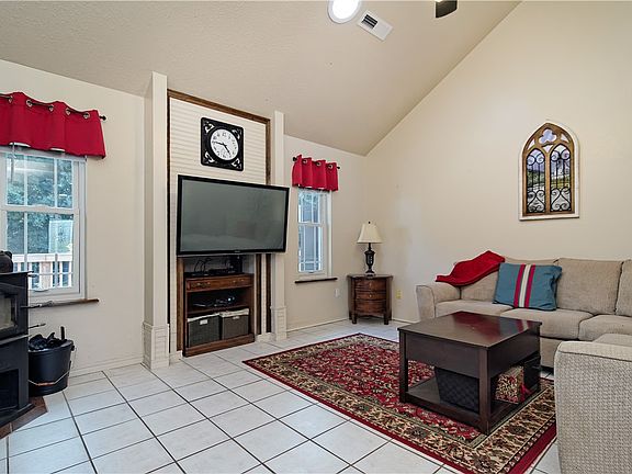 3rd image of 15665 Hickory Ln