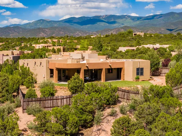 562 Via Arista, Santa Fe, NM 87506