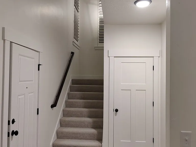 682 E Benbrook Ln — Photo 2