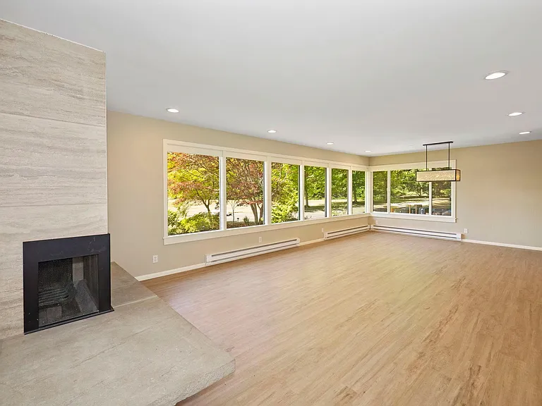305 NE Stenman Ln — Photo 10