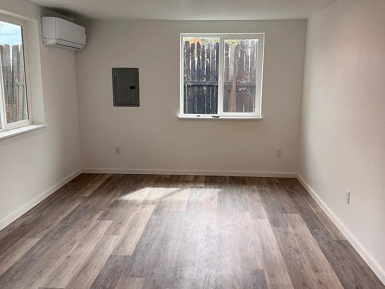 2890 Silverton Rd NE — Photo 3
