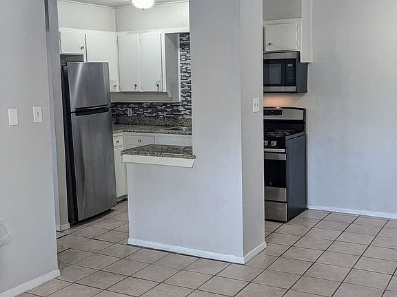 3rd image of 2428 Louise St #208