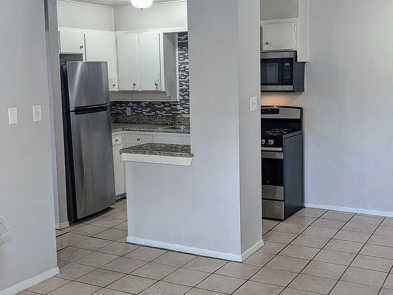 2505 Louise St #208 — Photo 8