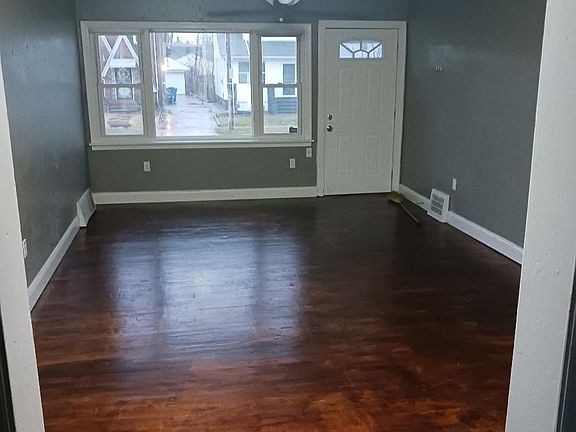 2nd image of 1027 W 20th St