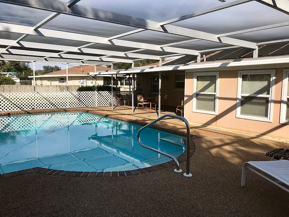 Sparkling pool w/large deck