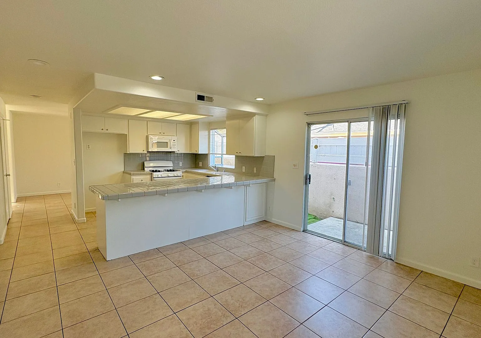 4321 W. 166th St. Lawndale — Photo 2