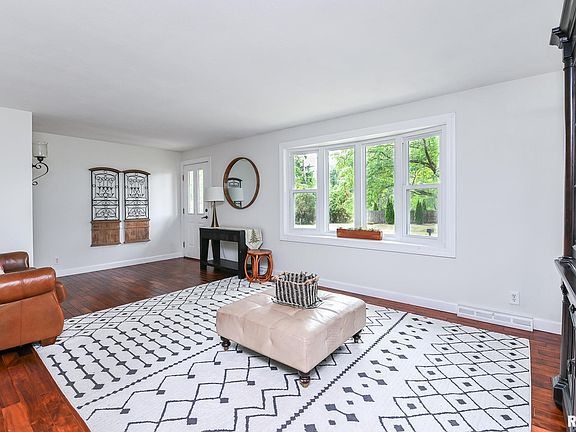 4th image of 6936 N Wilshire Dr