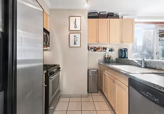 3rd image of 1760 2nd Ave APT 9D