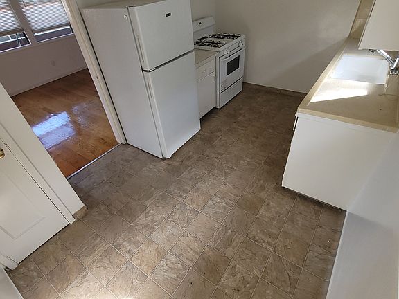 4th image of 946 Crane St