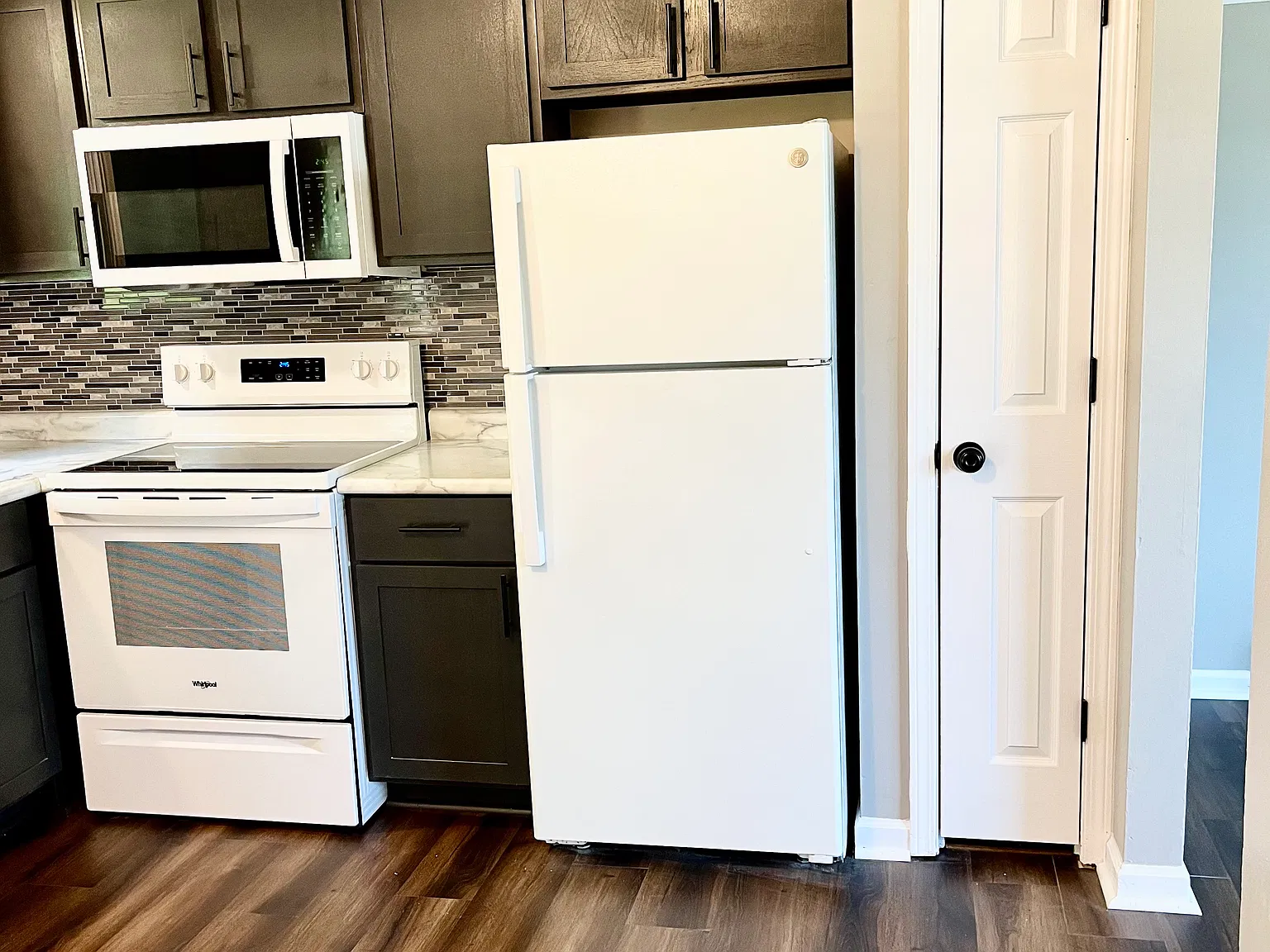 3 bed, 1.5 bath, 1100 sqft, $1,300 — Photo 2