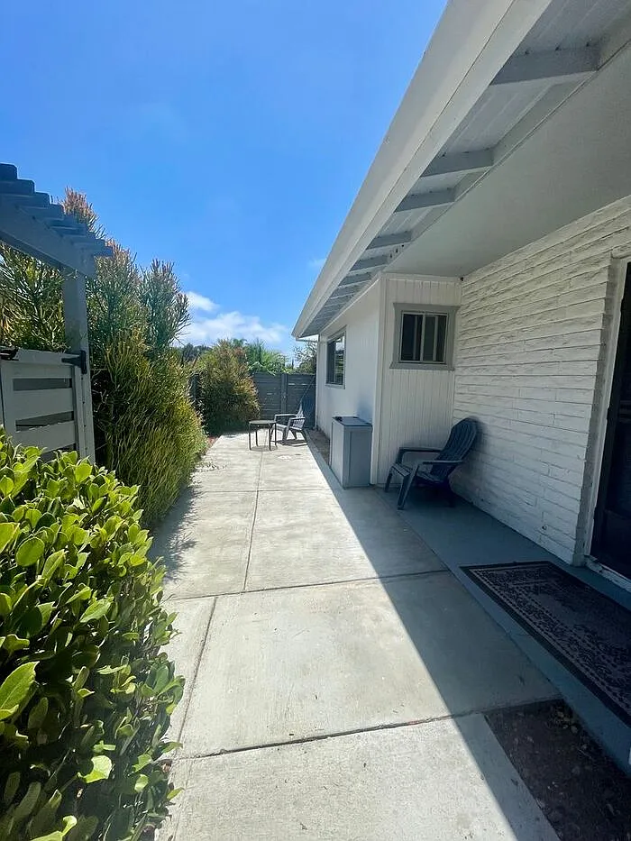 3 bed, 2.0 bath, 1182 sqft, $5,200 — Photo 2