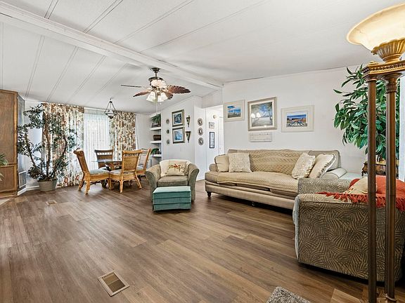 5th image of 728 Garden Lake Dr.