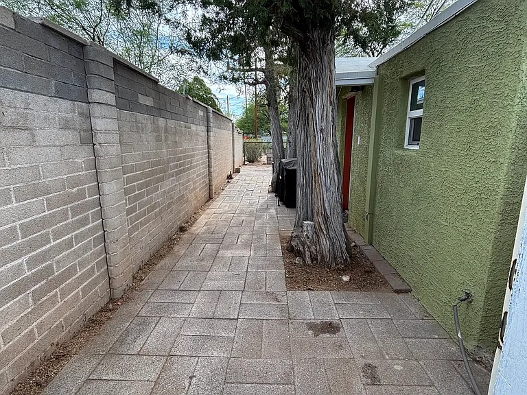 N Vine Ave — Photo 1