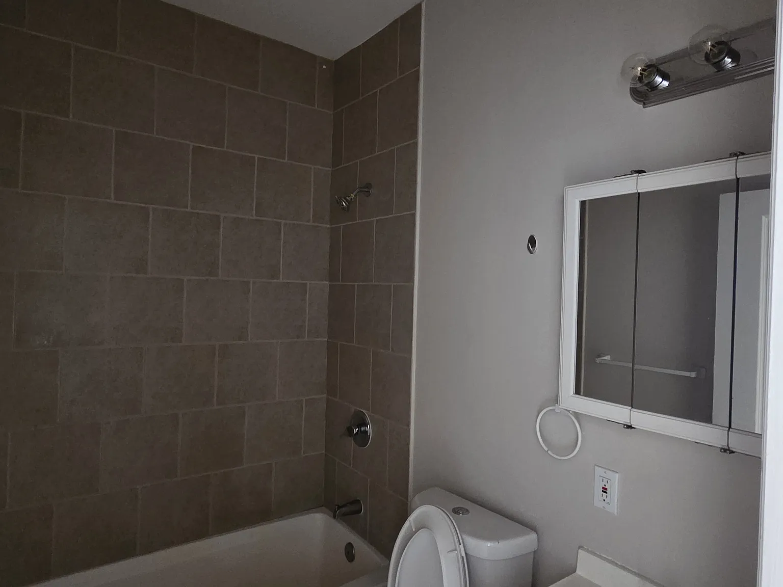 2 bed, 900 sqft, $1,900 — Photo 4