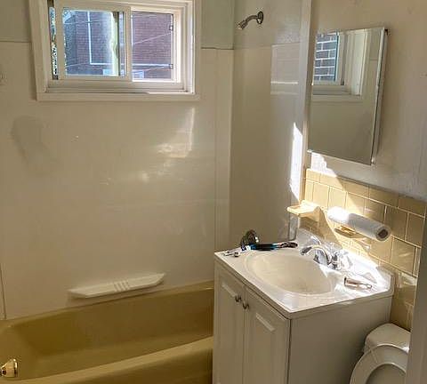 3rd image of 108 Presidents Ln APT 4