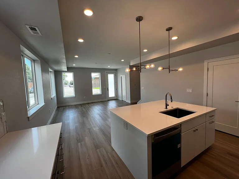 1295 N Utica St — Photo 5