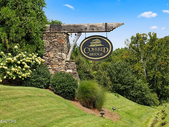 2nd image of 2124 Viewcrest Ln