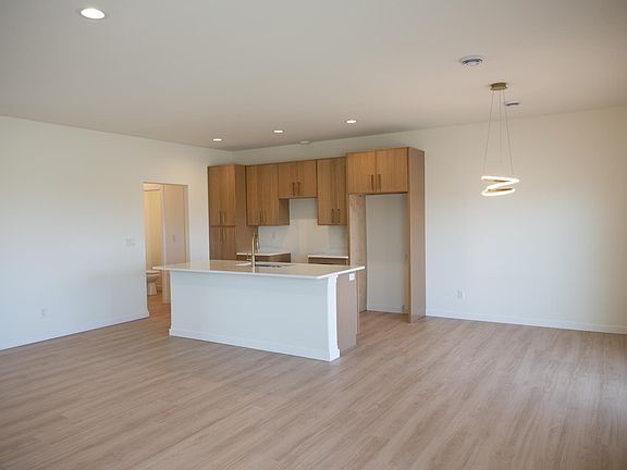 5th image of 1002 Albert Dr W