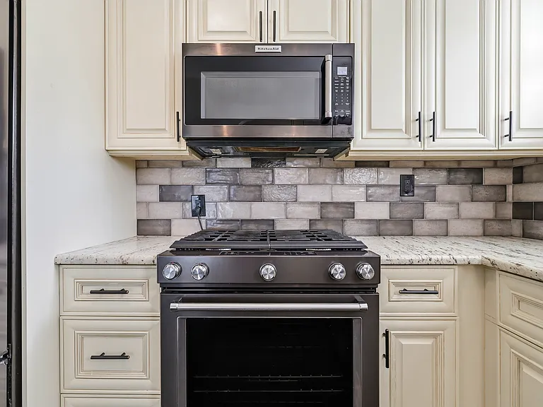 702 W Warren Ave — Photo 5