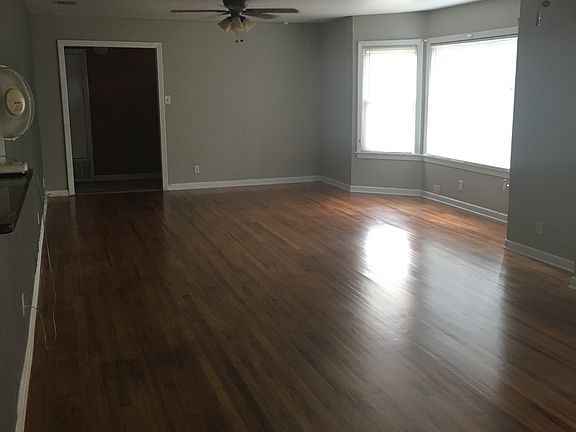 3rd image of 201 E Wildwood Dr
