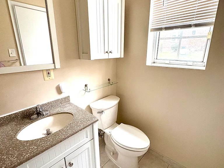 1742 N Rhodes St #300 — Photo 14
