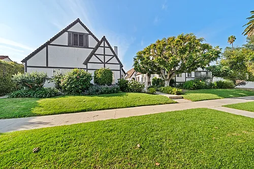 GG N Poinsettia Place (#830) Photo 1