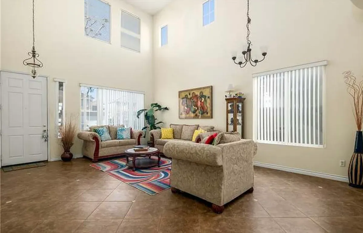 5 bed, 3000 sqft, $4,100 — Photo 2