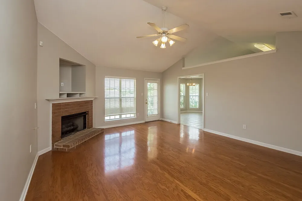 3 bed, 2.0 bath, 1566 sqft, $1,885 — Photo 2