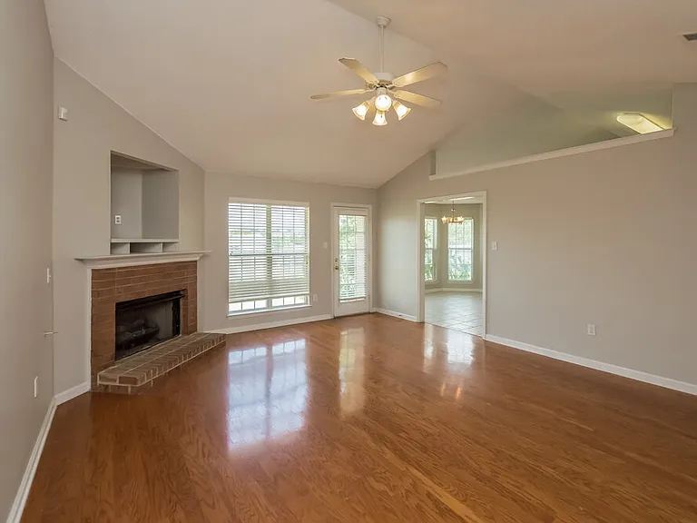 810 Lakemont Dr — Photo 2