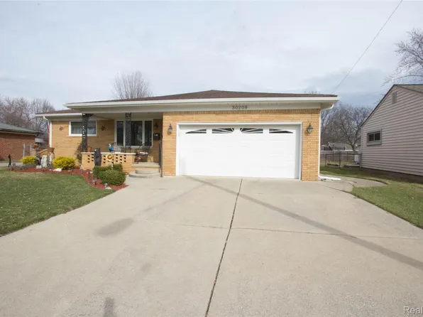 30208 Maplegrove St, Saint Clair Shores, MI 48082