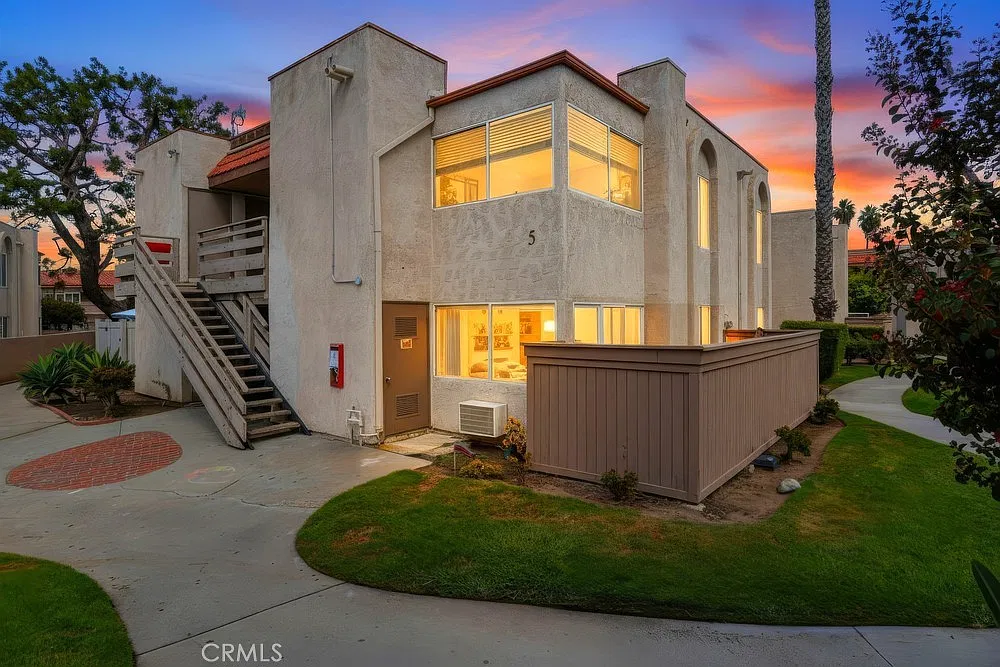 3 bed, 1052 sqft, $3,495 — Photo 1