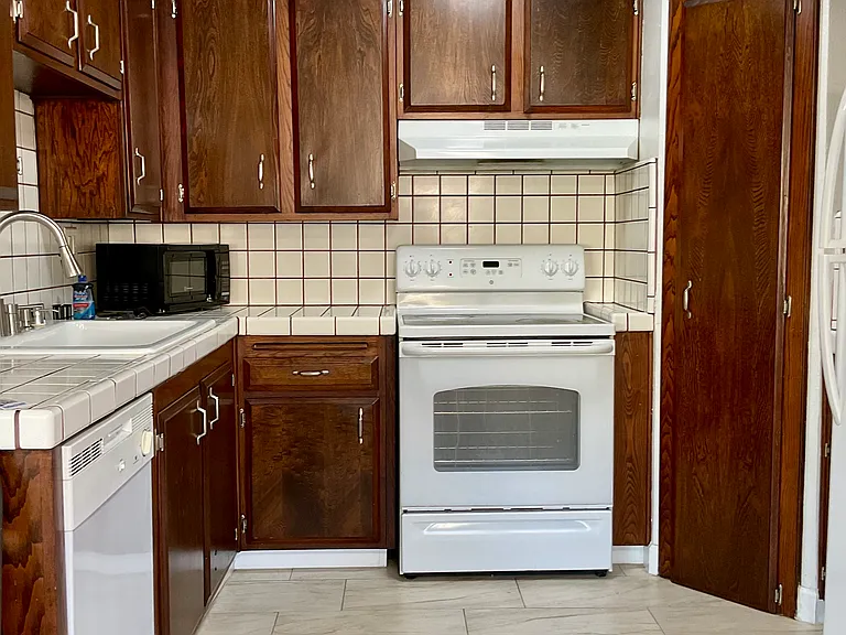 18555 Collins St #24 — Photo 7