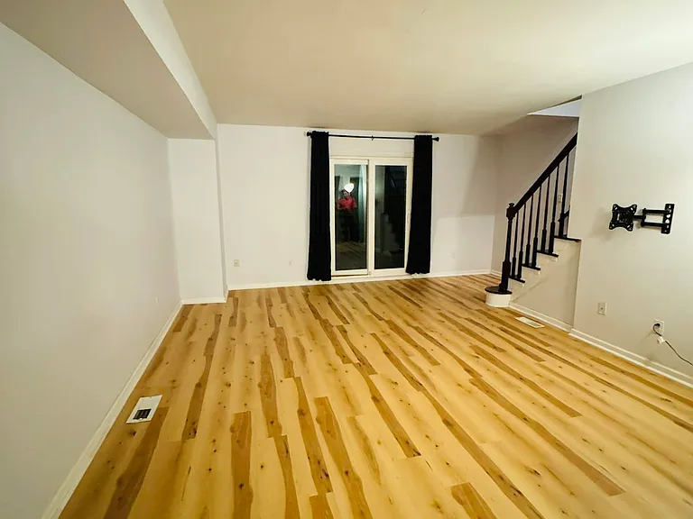 1267 Village Ln — Photo 8