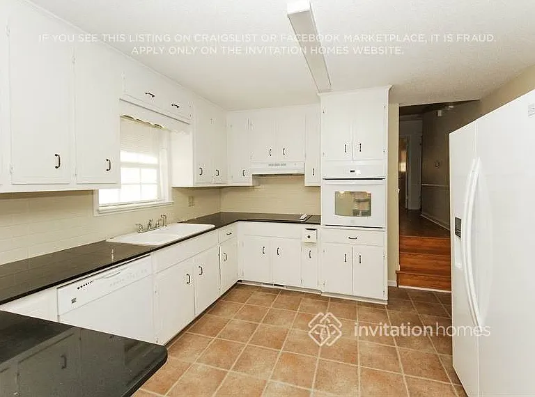 323 Princess Ave — Photo 9