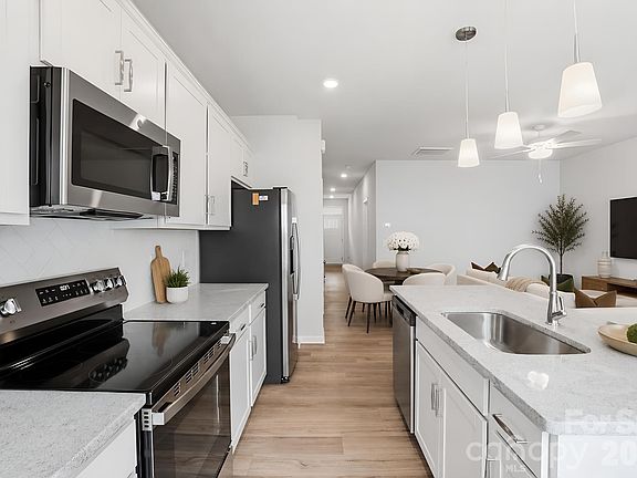 4th image of 2734 Lehigh Rd