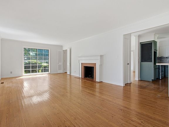 4th image of 903 Hillsboro Rd