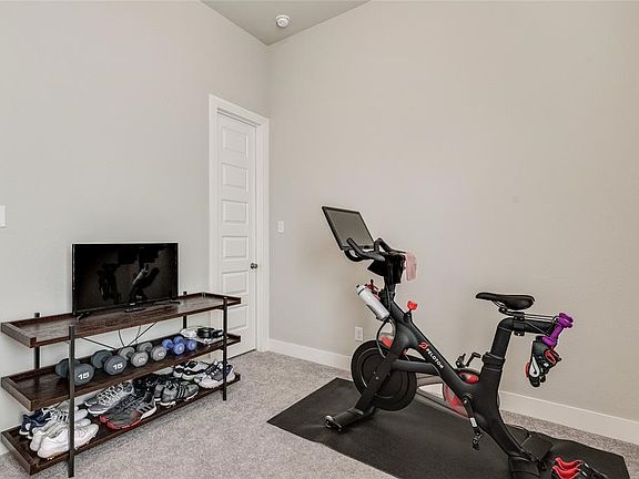 4th image of 3805 Redbud Dr